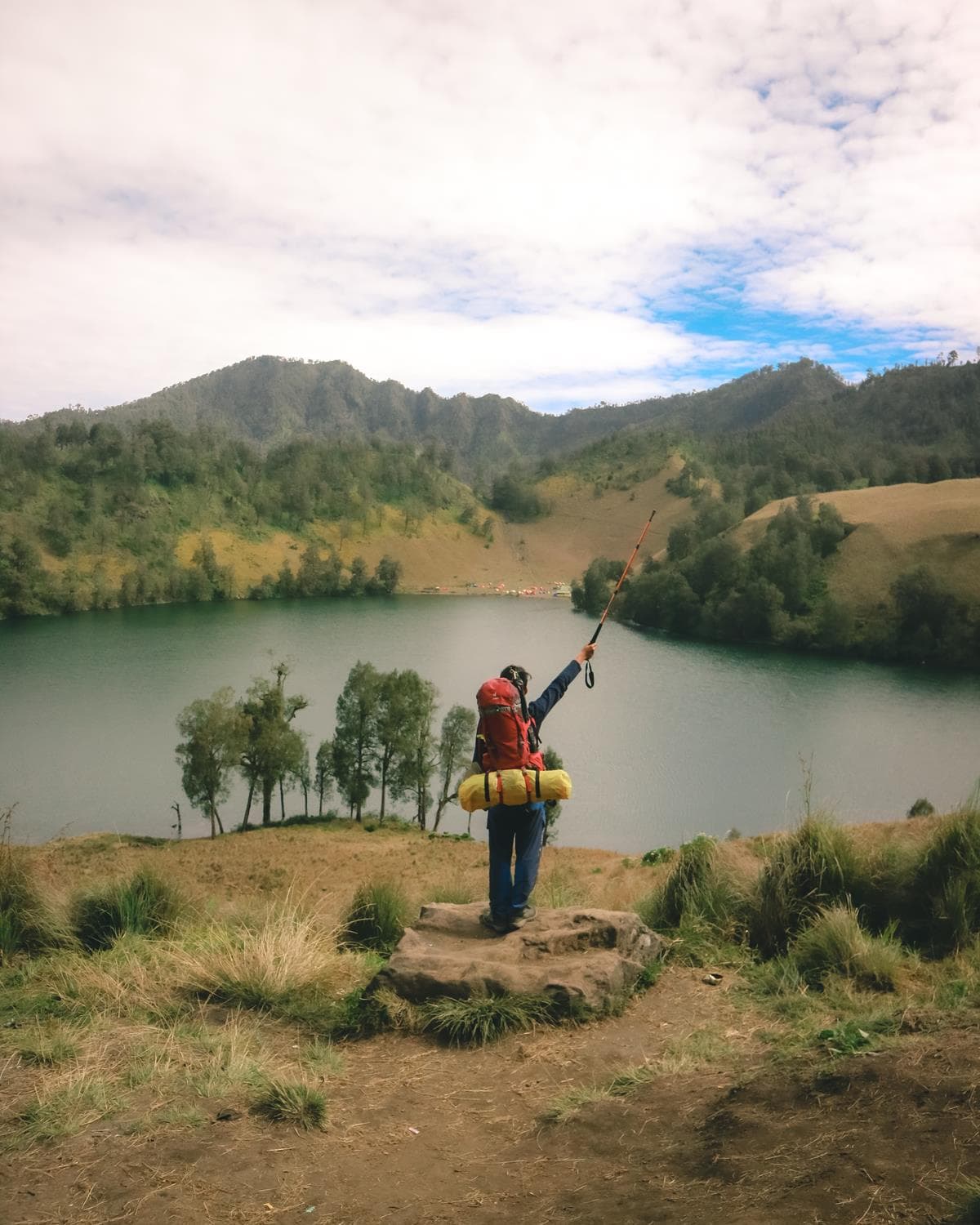 Ranu Kumbolo merupakan destinasi favorit bagi para pecinta wisata pegunungan. Berlokasi di Taman Nasional Bromo Tengger Semeru (TNBTS), Ranu Kumbolo menjadi salah satu pemberhentian utama sebelum melanjutkan pendakian ke puncak Mahameru. Keindahan danau yang memukau dan suasana alam yang tenang menjadi daya tarik tersendiri bagi wisatawan, baik lokal maupun mancanegara.

Sebagai bagian dari TNBTS, Suntukers yang ingin menikmati keindahan Ranu Kumbolo harus mendaftar jauh-jauh hari sebelum perjalanan untuk proses registrasi. Perlu diingat, trip ini tidak dibuka sepanjang tahun, jadi pastikan Anda tidak melewatkan kesempatan untuk mengunjungi Ranu Kumbolo. 

Perjalanan menuju Ranu Kumbolo dimulai dengan penjemputan dari Malang menuju Ranu Pane, kemudian dilanjutkan dengan trekking selama empat jam. Trip ini diperuntukkan bagi mereka yang berusia di atas 17 tahun dan memiliki kondisi fisik yang sehat. Persiapkan diri Anda untuk petualangan tak terlupakan di Ranu Kumbolo.